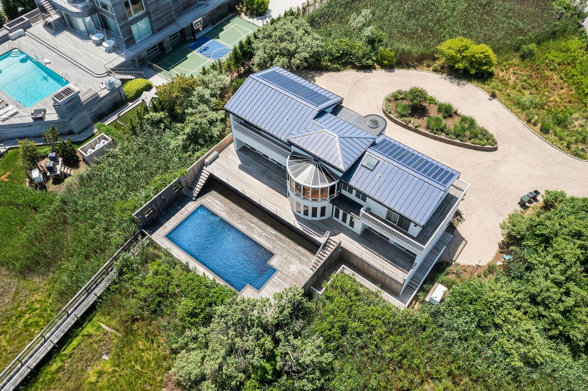 Exterior, Drone