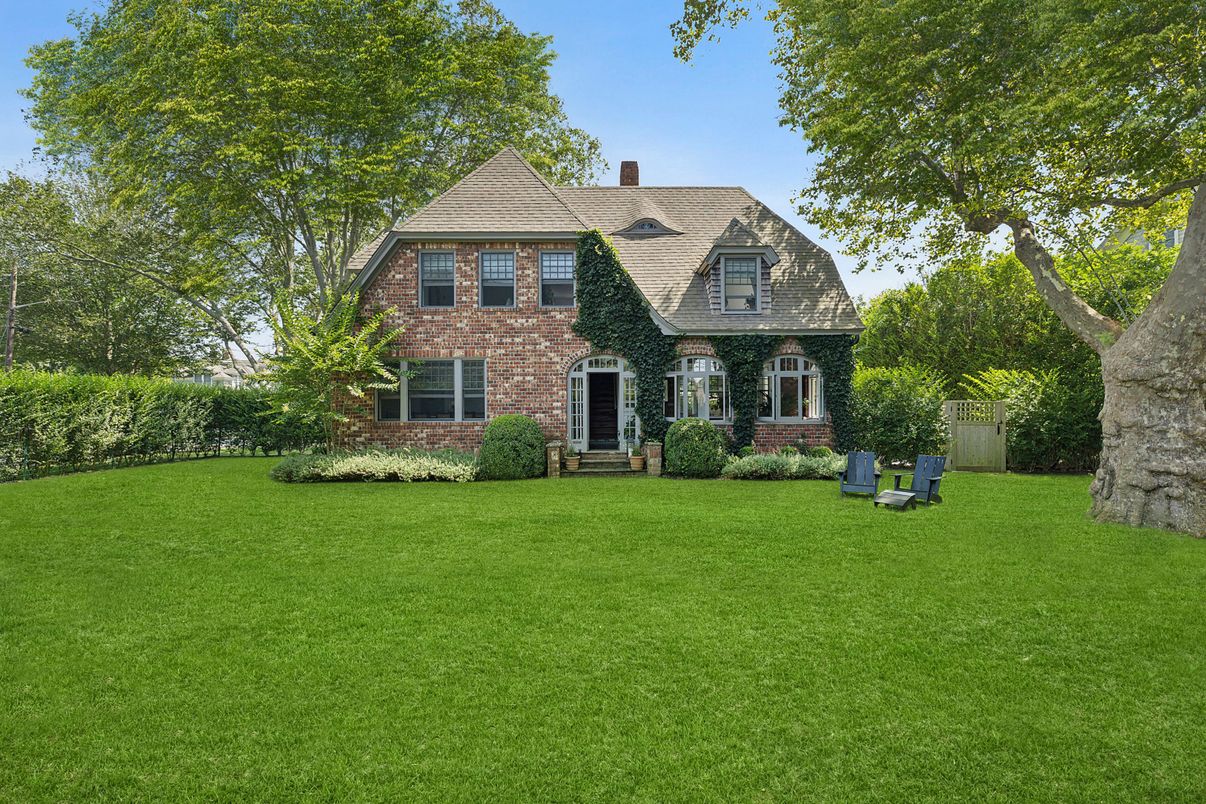 Backyard, Exterior, Facade, Brick Facade, Brick Traditional