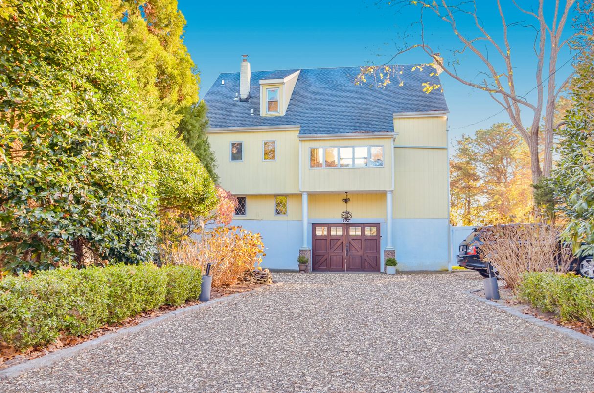 Attached, Exterior, Facade, Cape Cod
