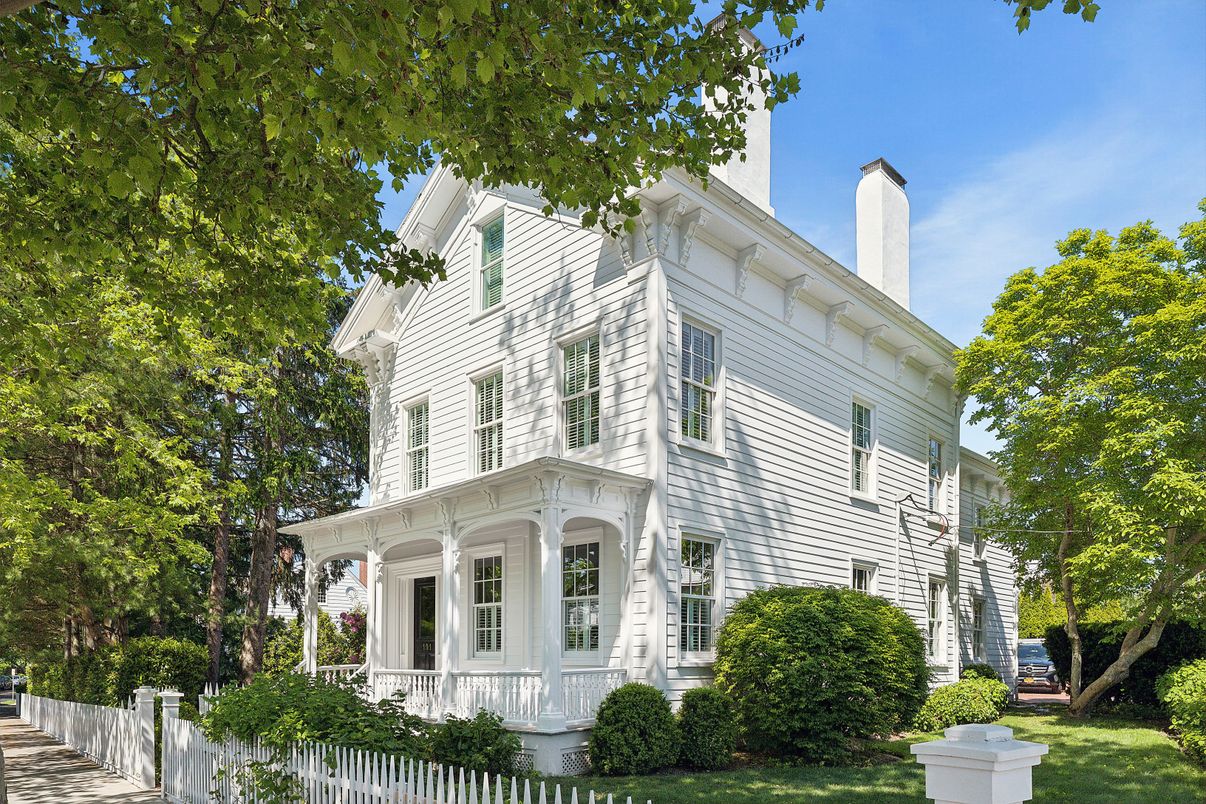 Exterior, Facade, Queen Anne Victorian