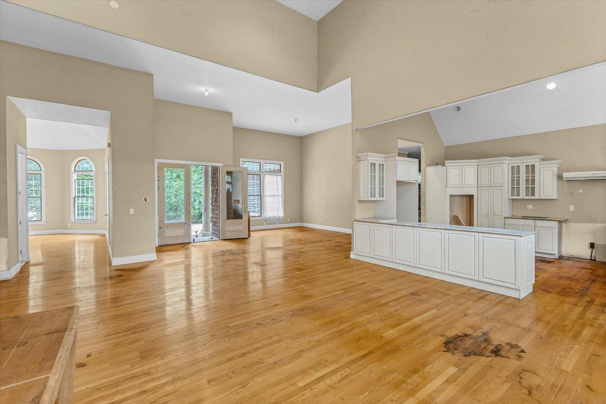 Empty room, Interior, Recessed Lighting, Wood Texture Flooring