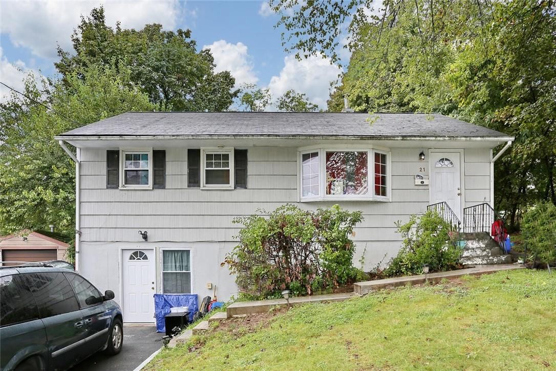 Attached, Exterior, Facade, Split Level