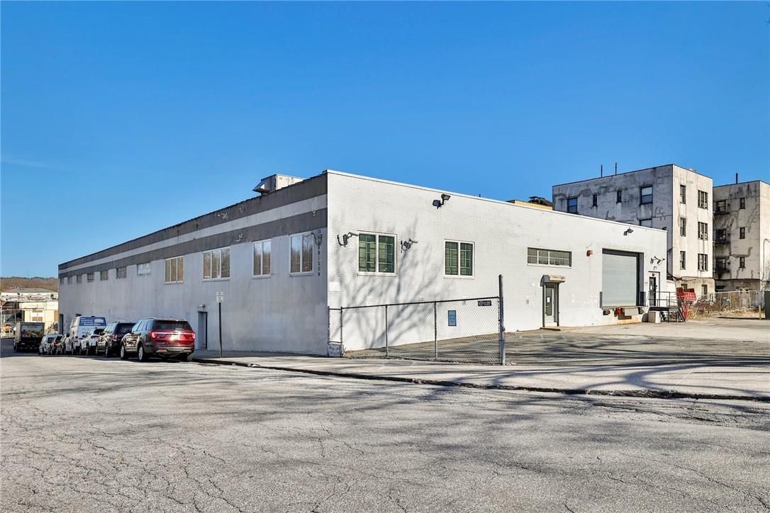 Exterior, Facade, Modern