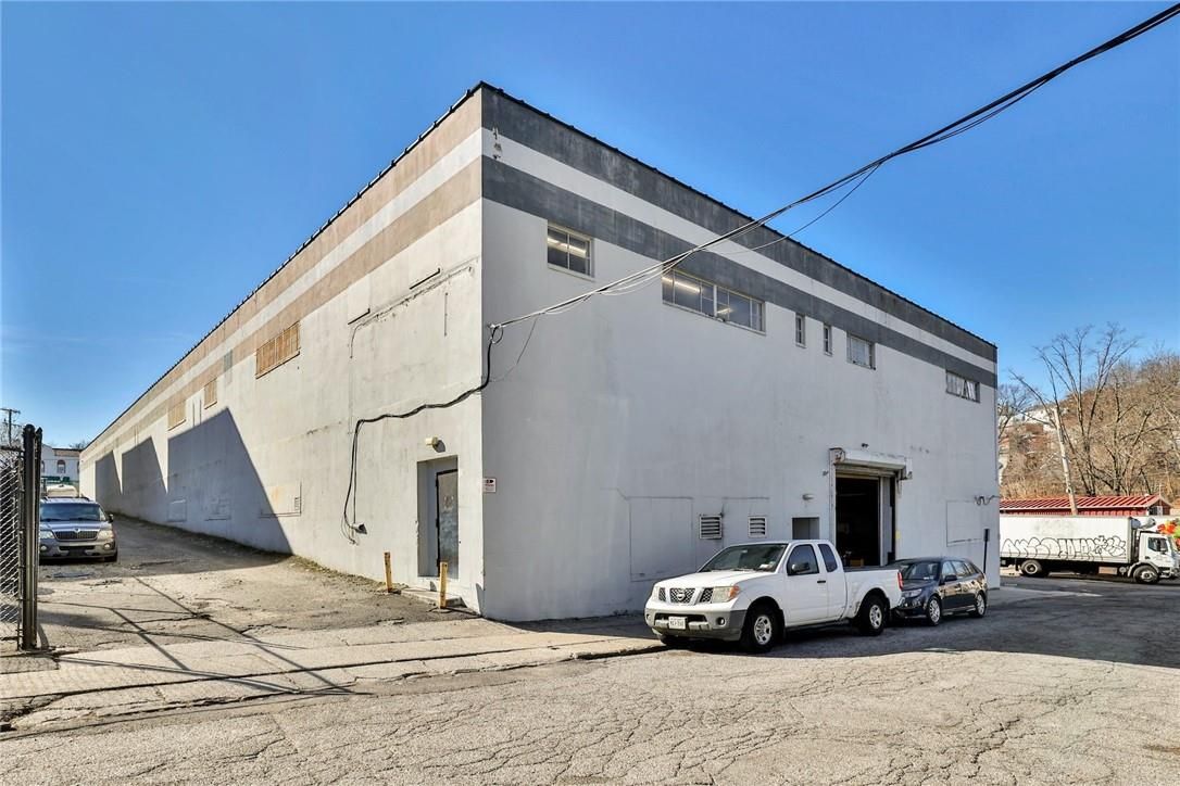 Exterior, Facade, Modern