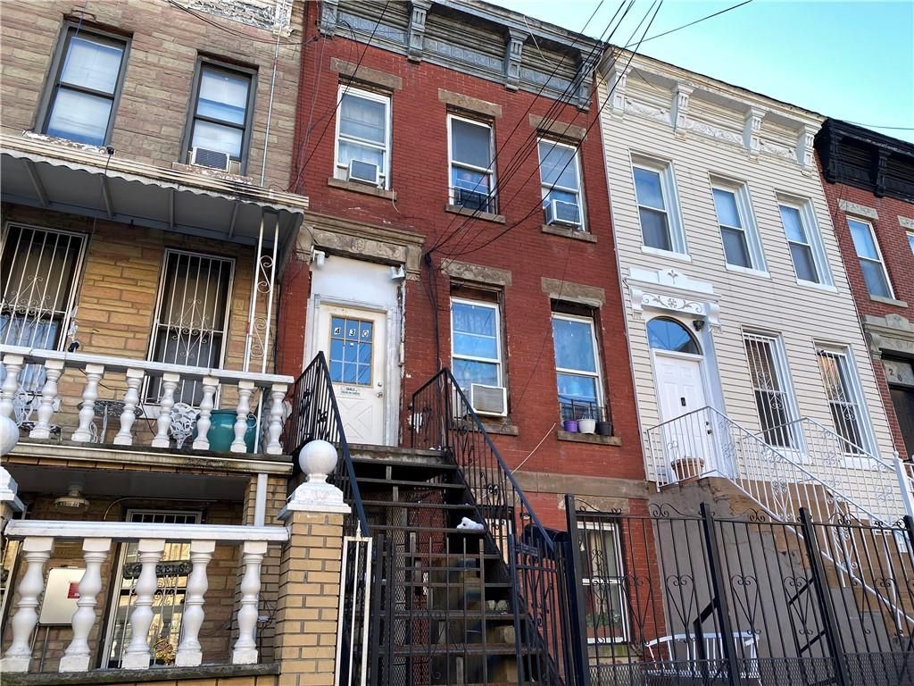 Exterior, Facade, Brick Facade, Rowhouse