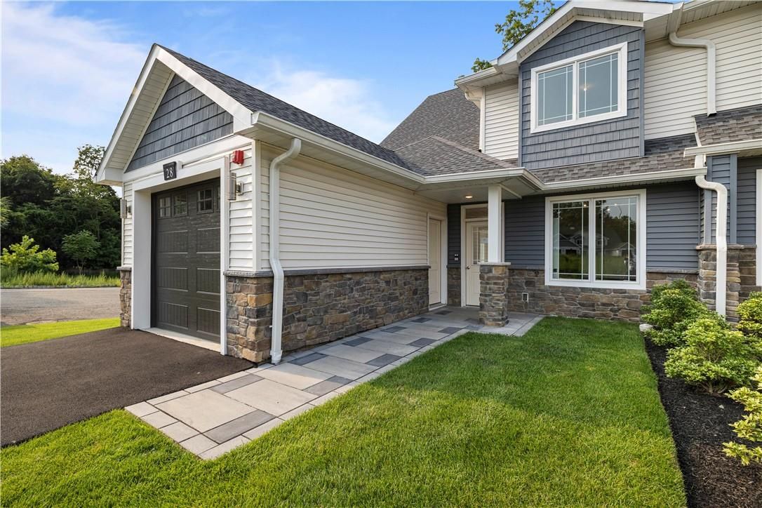Attached, Exterior, Facade, American Craftsman