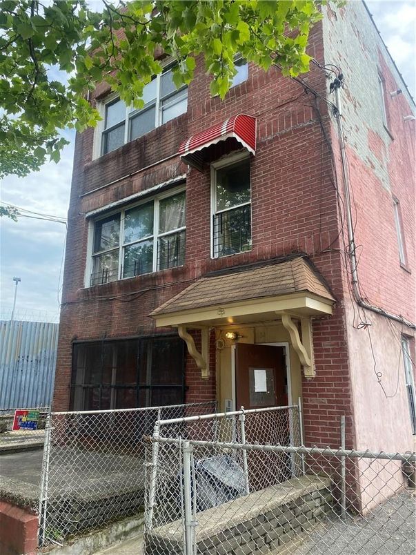 Exterior, Facade, Brick Facade, Rowhouse