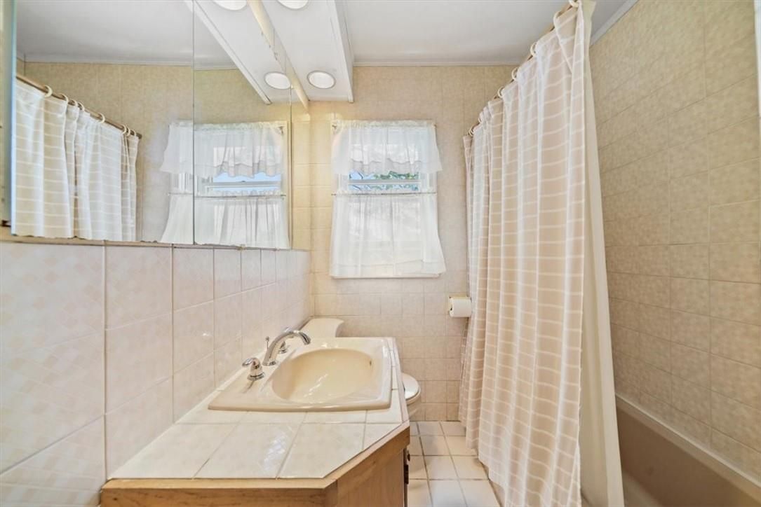 Bathroom, Interior, Tile Countertops