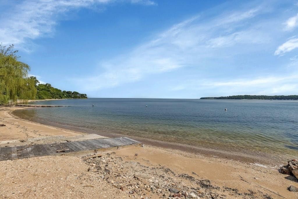 Exterior, Lake