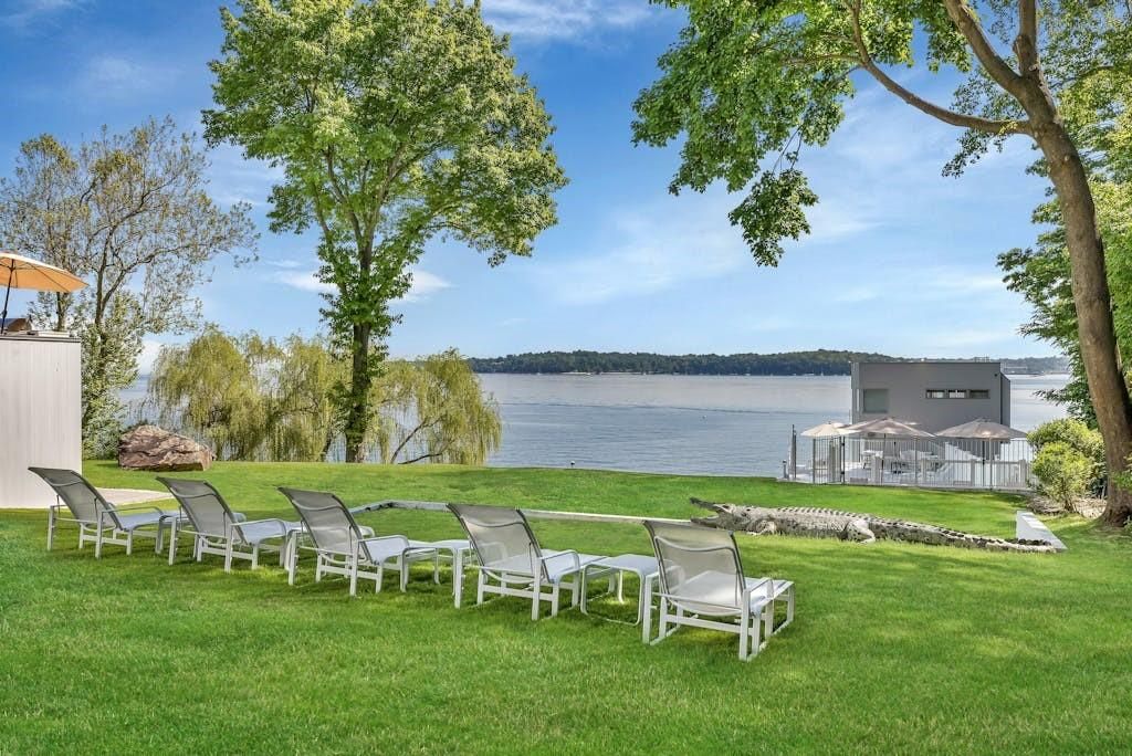 Exterior, Lake