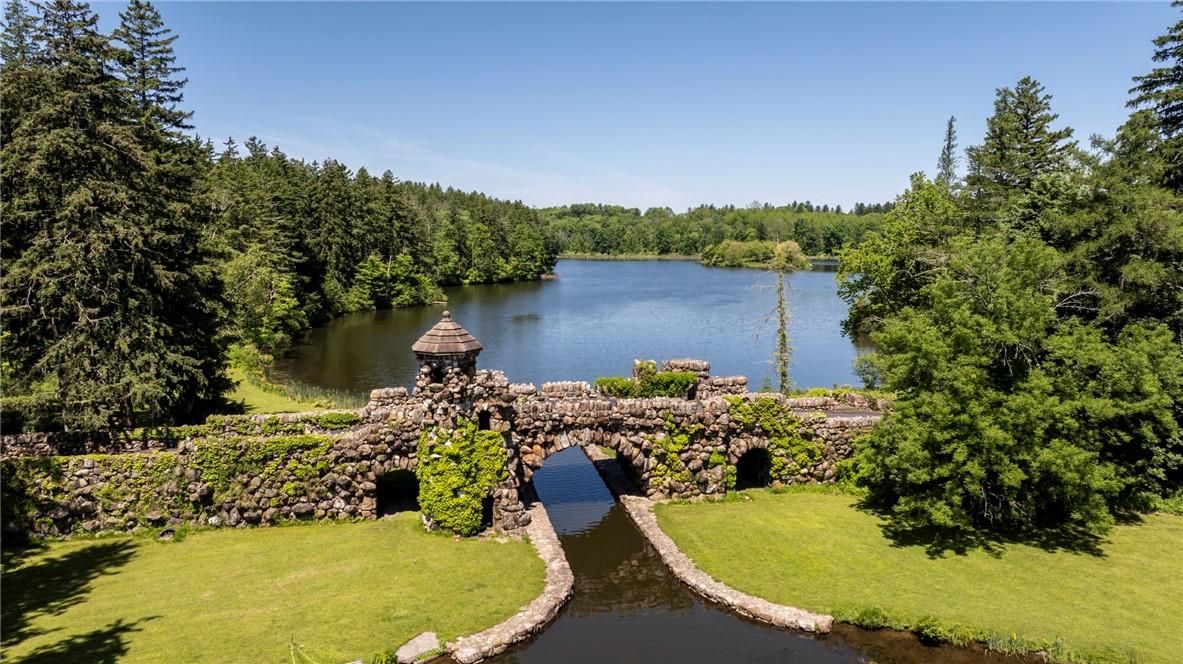 Exterior, Lake