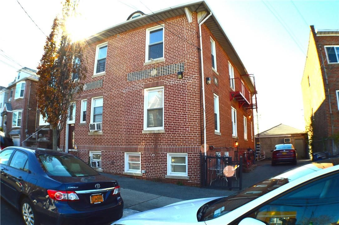 Exterior, Facade, Brick Facade, Rowhouse