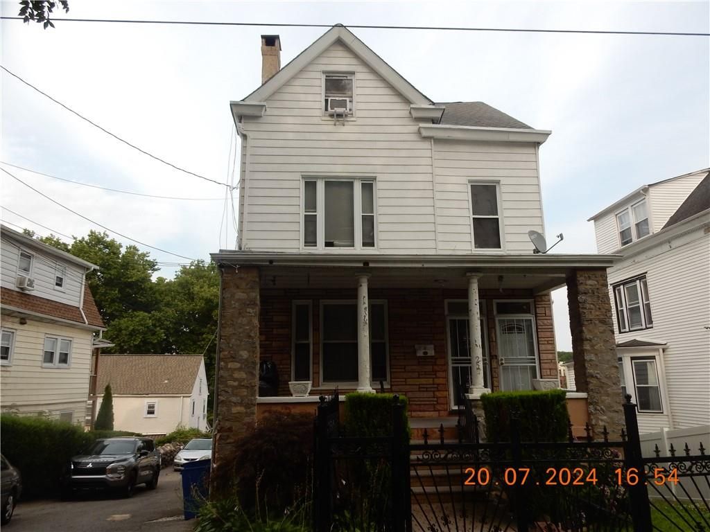 Exterior, Facade, Queen Anne Victorian