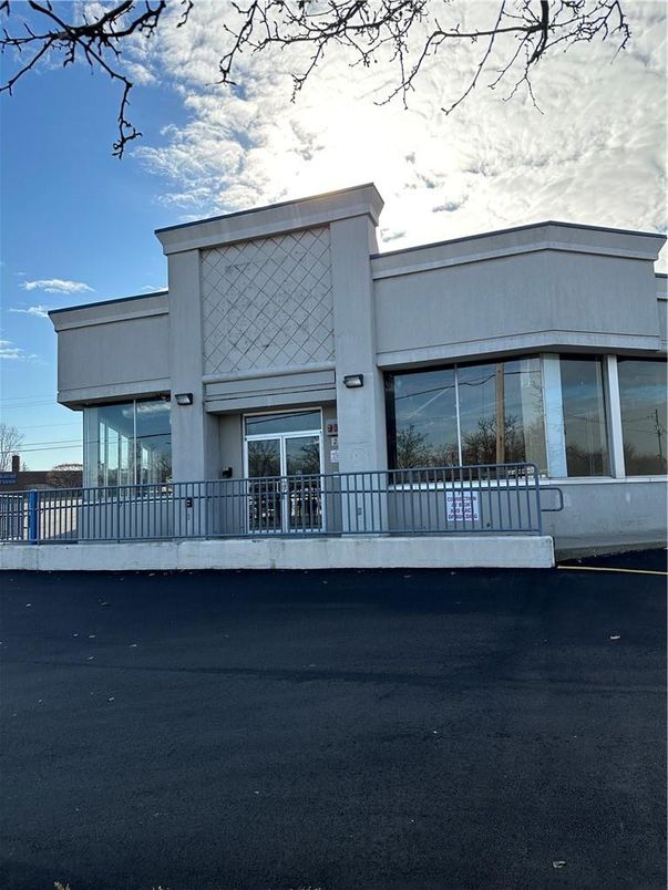 Exterior, Facade, Modern