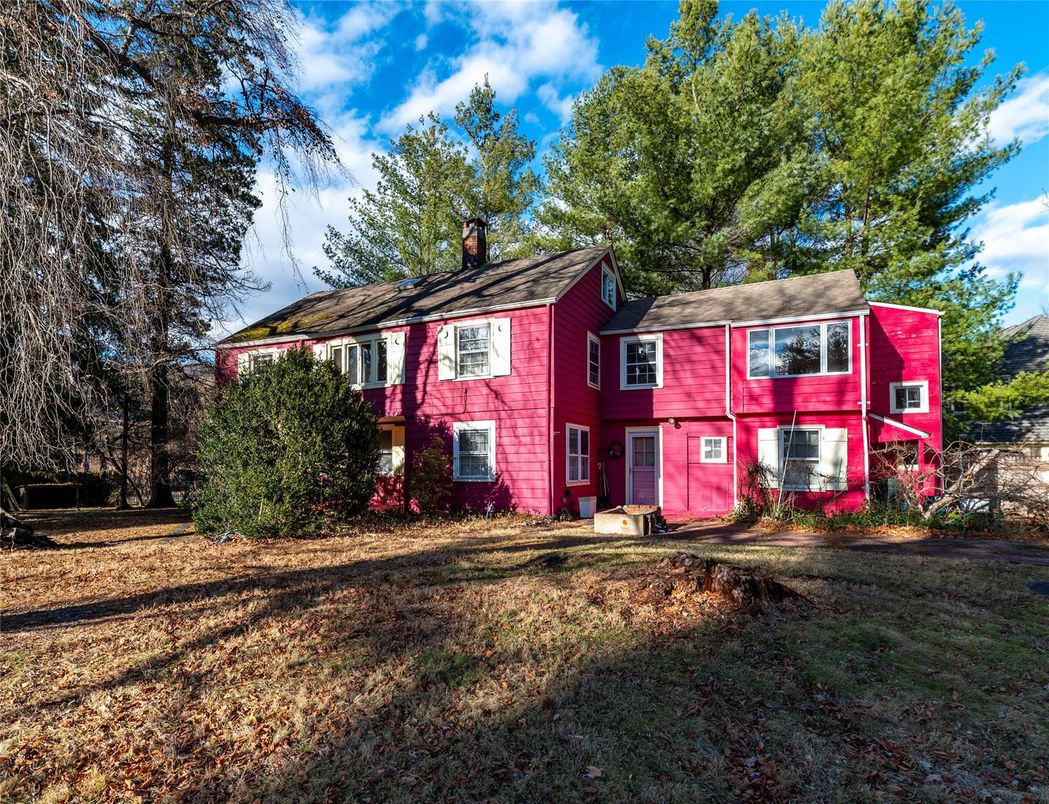 Exterior, Facade, Raised Ranch