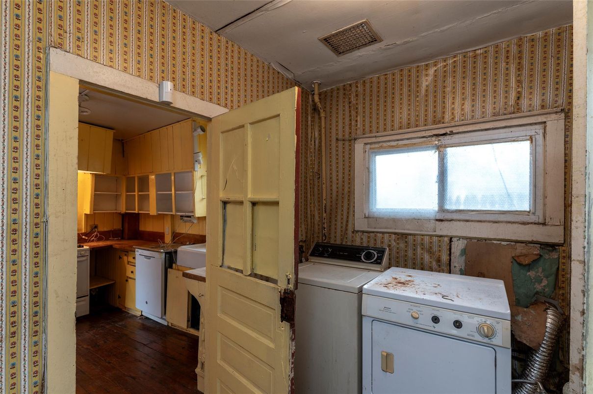 Interior, Washer, Wood Texture Flooring