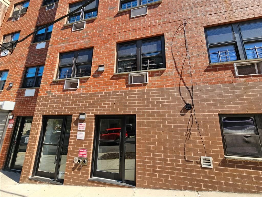 Exterior, Facade, Brick Facade, Rowhouse
