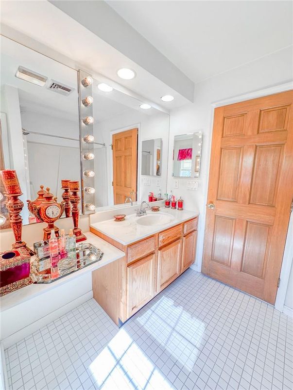 Bathroom, Dual Sink Vanities, Interior, Recessed Lighting