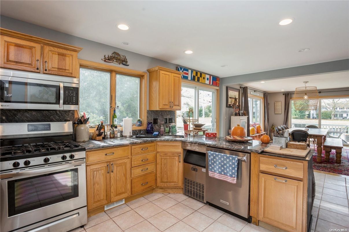 Dining room, Interior, Kitchen, Recessed Lighting, Stainless Steel Appliances