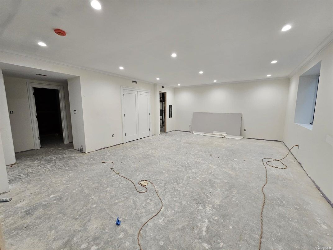 Empty room, Interior, Recessed Lighting