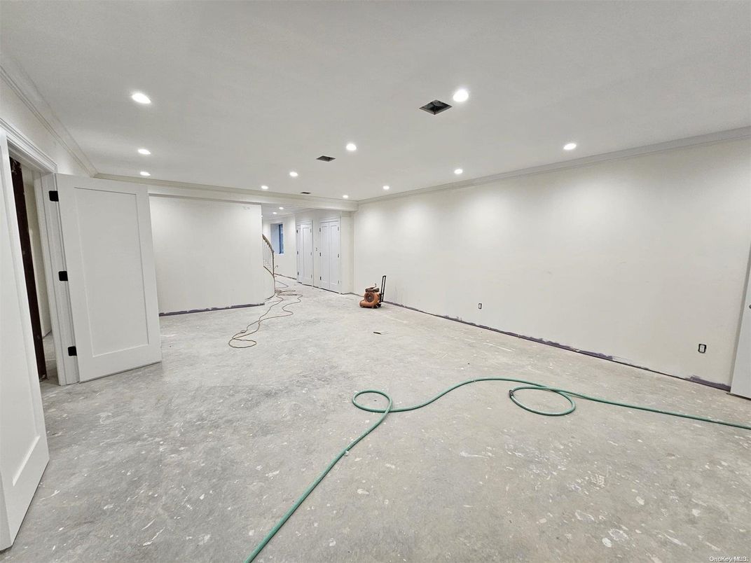 Empty room, Interior, Recessed Lighting