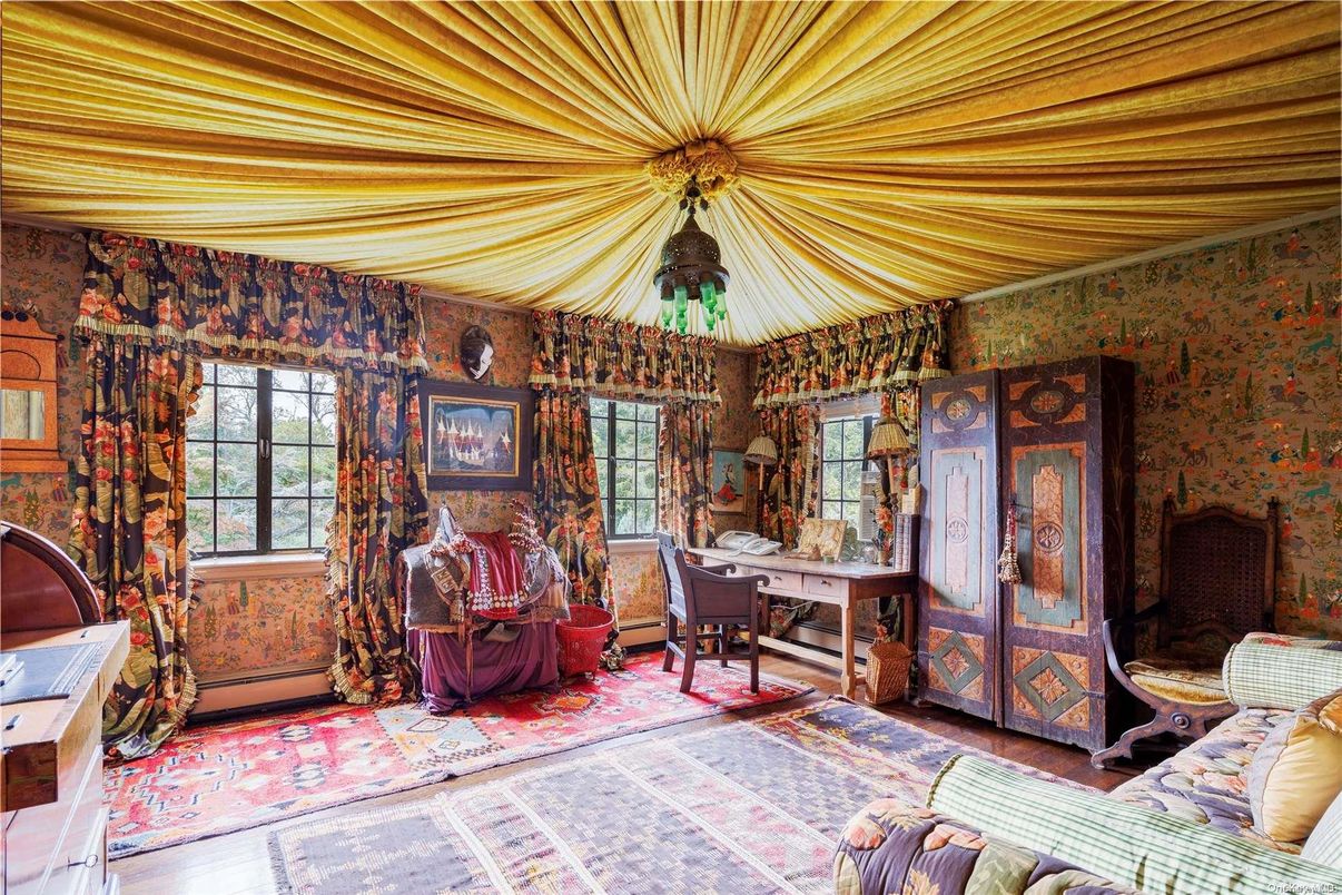 Home Office, Interior