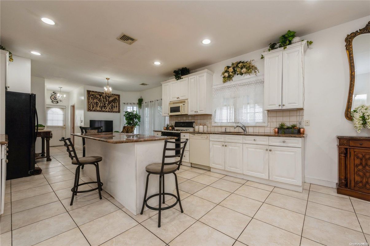 Chandelier, Dining room, Interior, Kitchen, Recessed Lighting, Stainless Steel Appliances