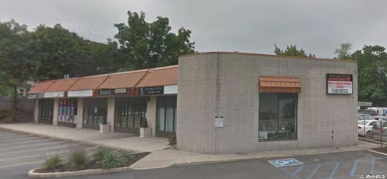 Exterior, Facade, Modern