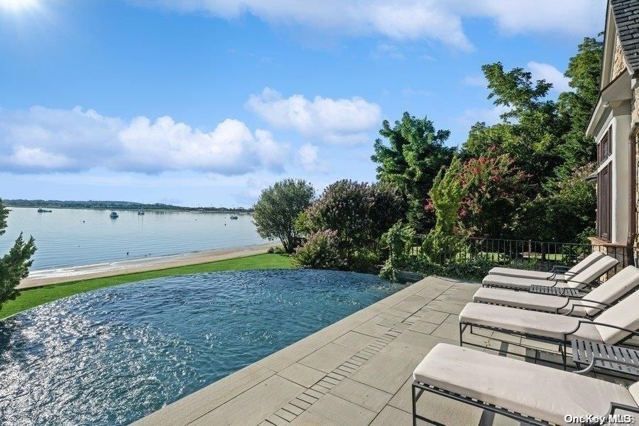 Exterior, Lake