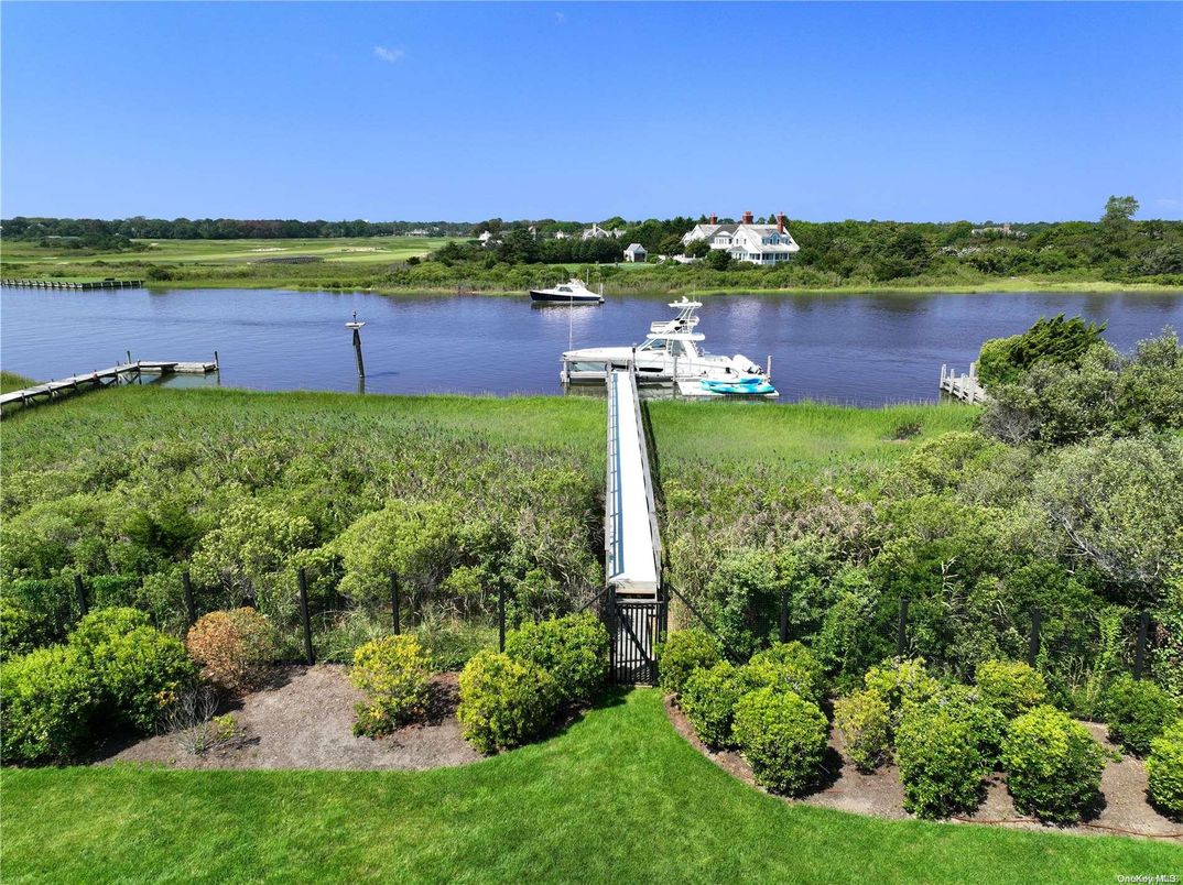 Exterior, Lake