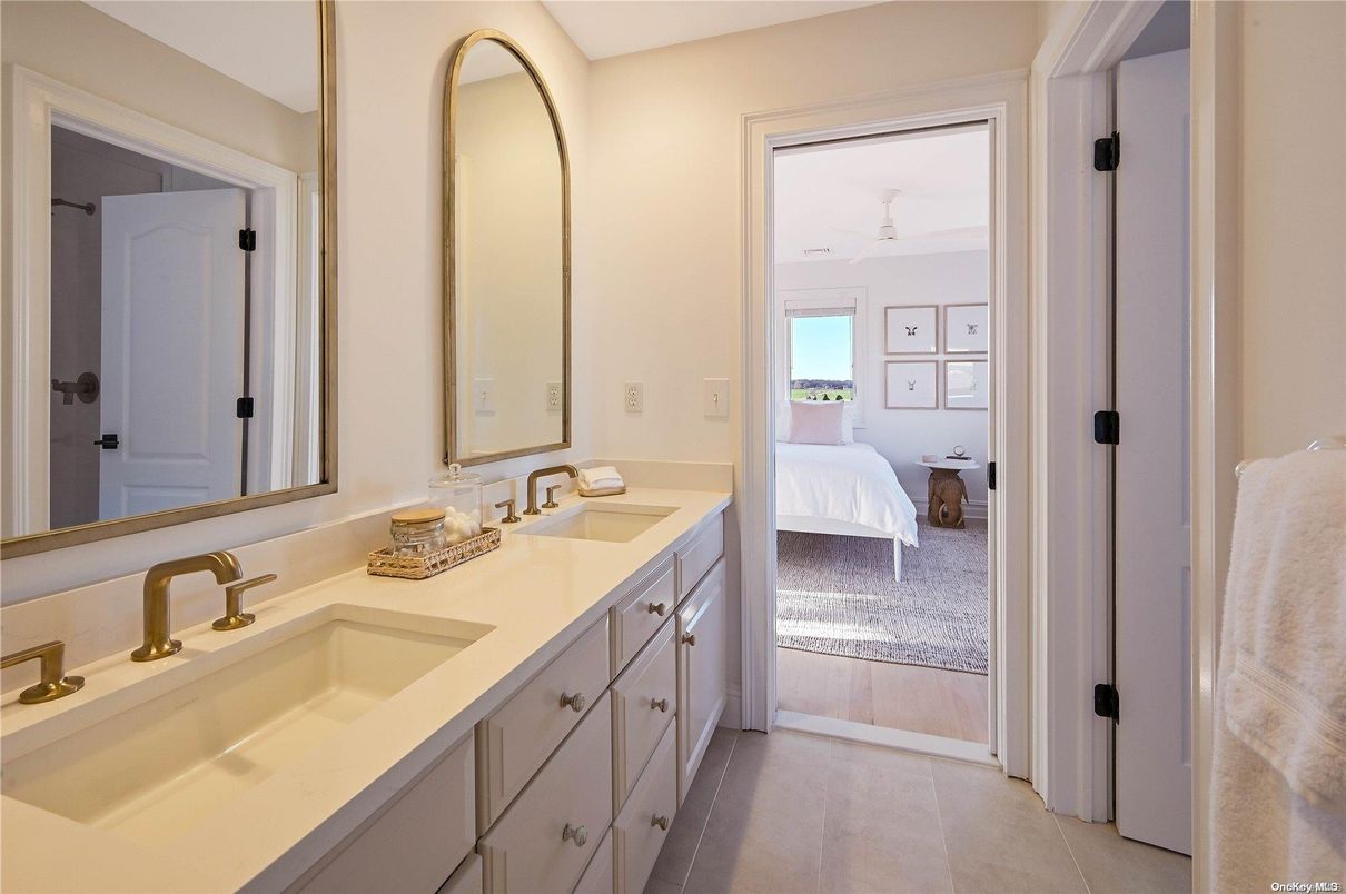Bathroom, Bedroom, Dual Sink Vanities, Interior