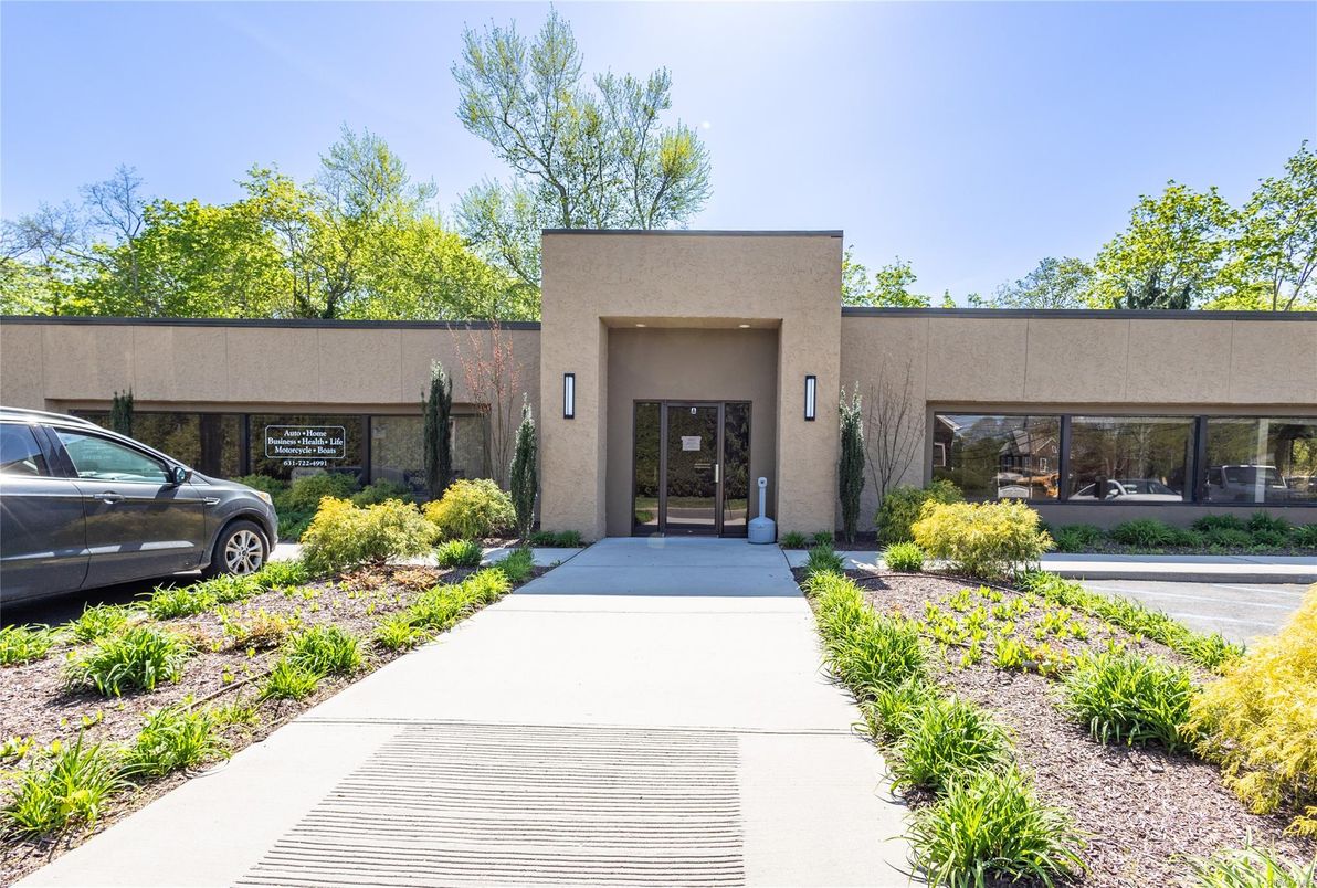 Exterior, Facade, Modern