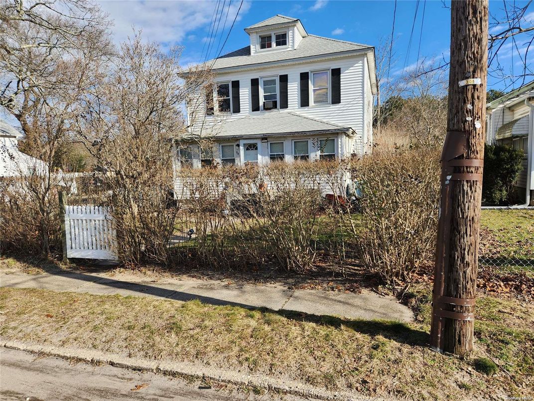 Exterior, Facade, American Foursquare