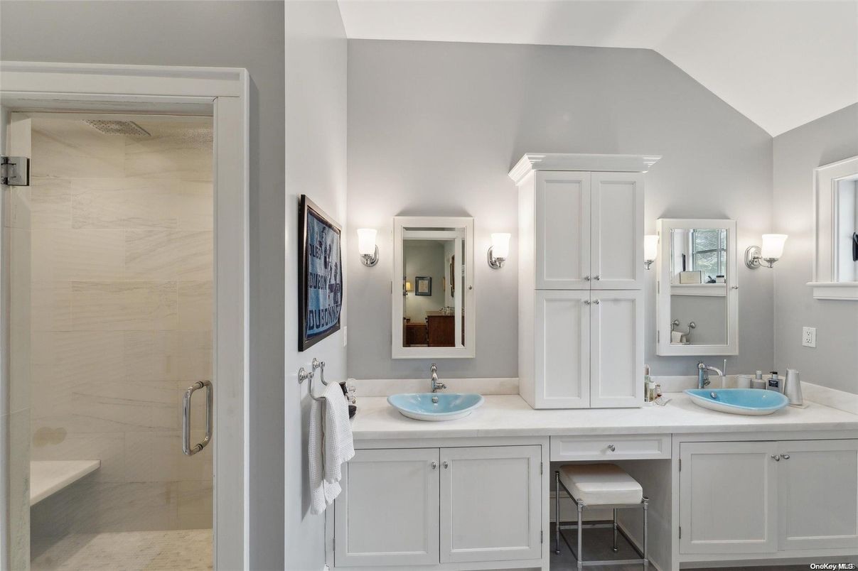 Bathroom, Dual Sink Vanities, Interior