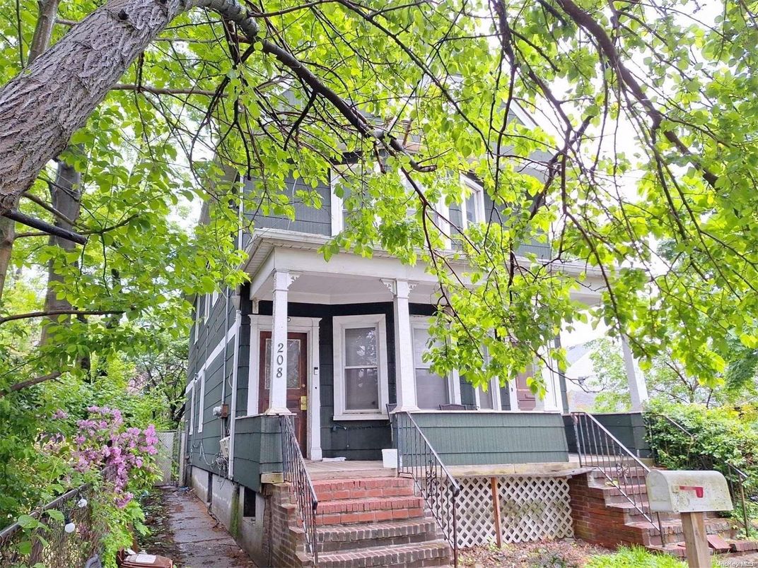 Exterior, Facade, American Foursquare
