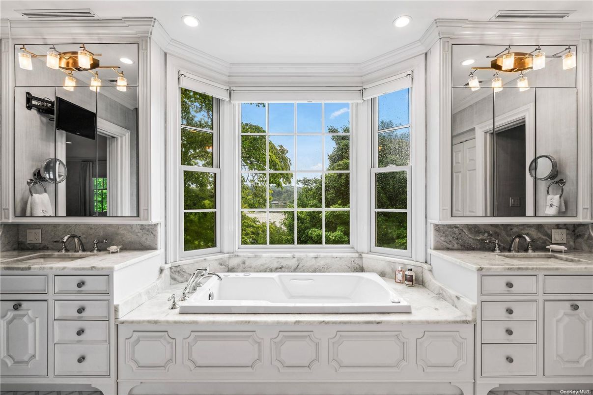 Bathroom, Dual Sink Vanities, Interior, Recessed Lighting