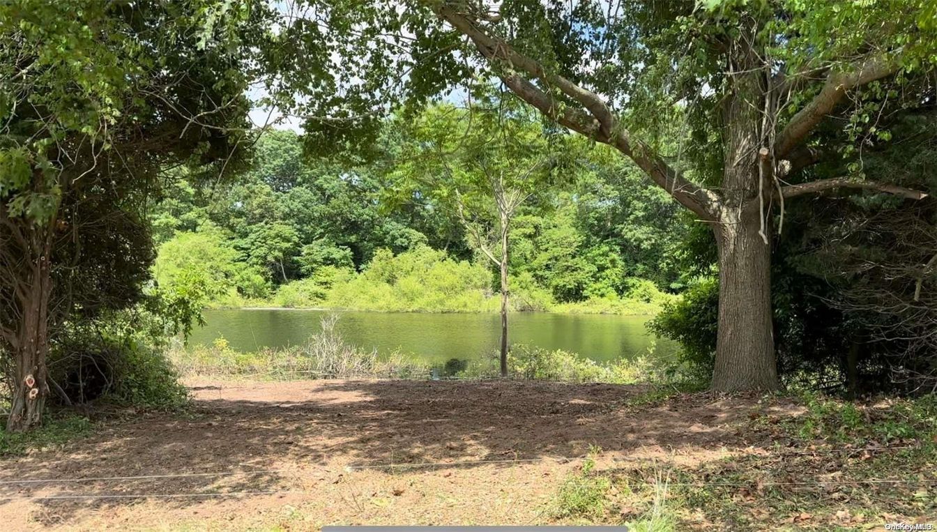 Exterior, Lake
