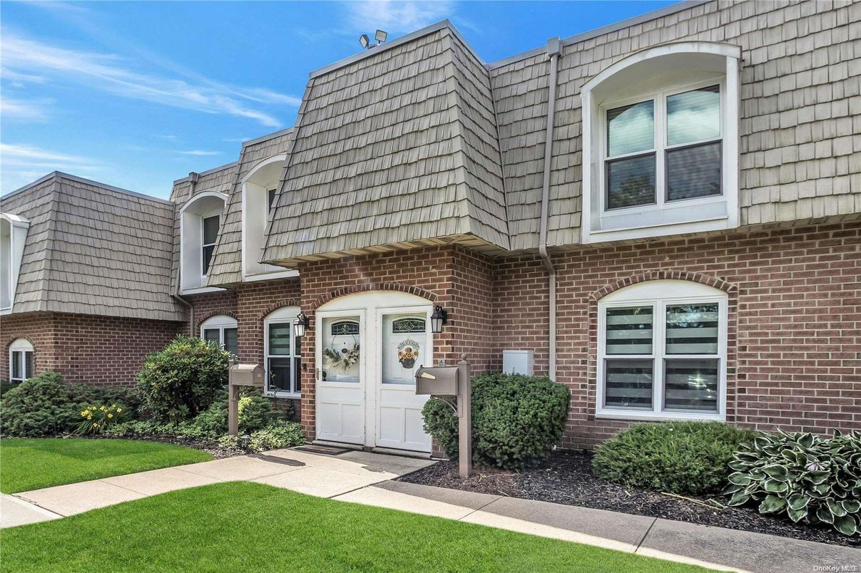 Exterior, Facade, Brick Facade, Rowhouse