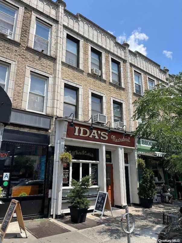 Exterior, Facade, Brick Facade, Rowhouse