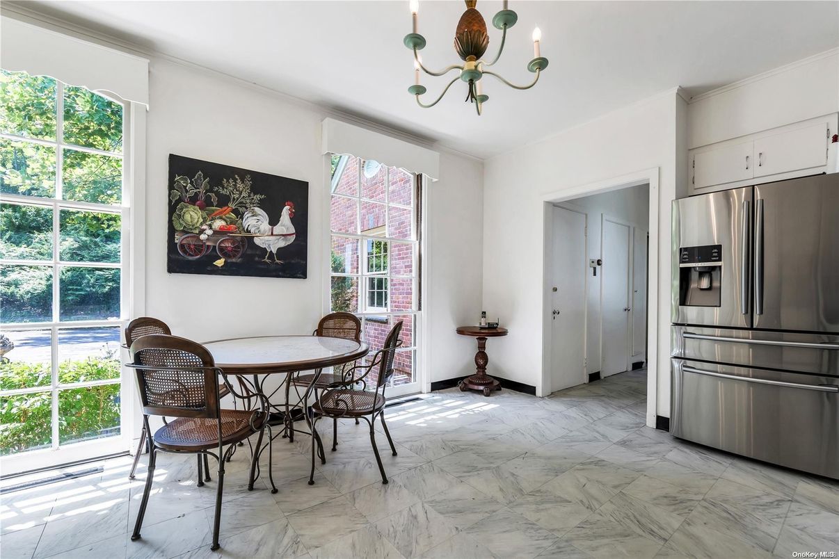 Chandelier, Dining room, Interior, Marble, Stainless Steel Appliances