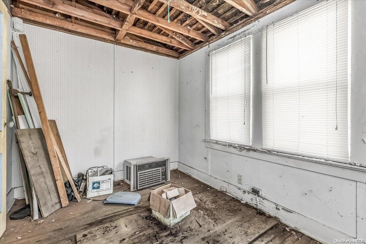 Empty room, Interior, Wooden Beams