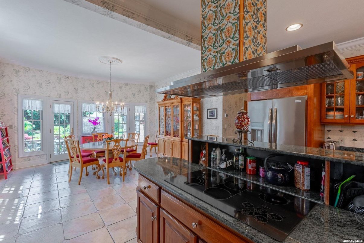 Chandelier, Dining room, Interior, Kitchen, Recessed Lighting, Stainless Steel Appliances
