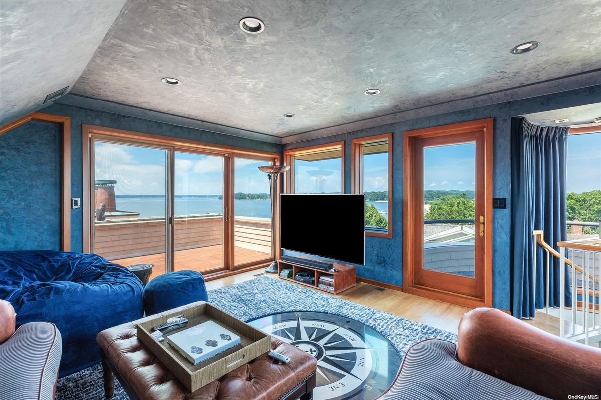 Interior, Living room, Recessed Lighting, Water, Wood Texture Flooring