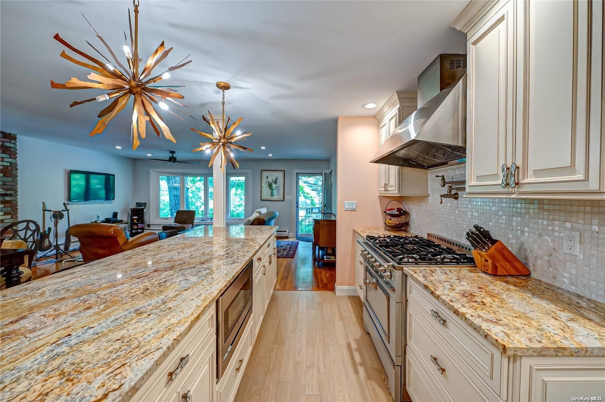 Dining room, Interior, Kitchen, Pendant Lights, Recessed Lighting, Wood Texture Flooring