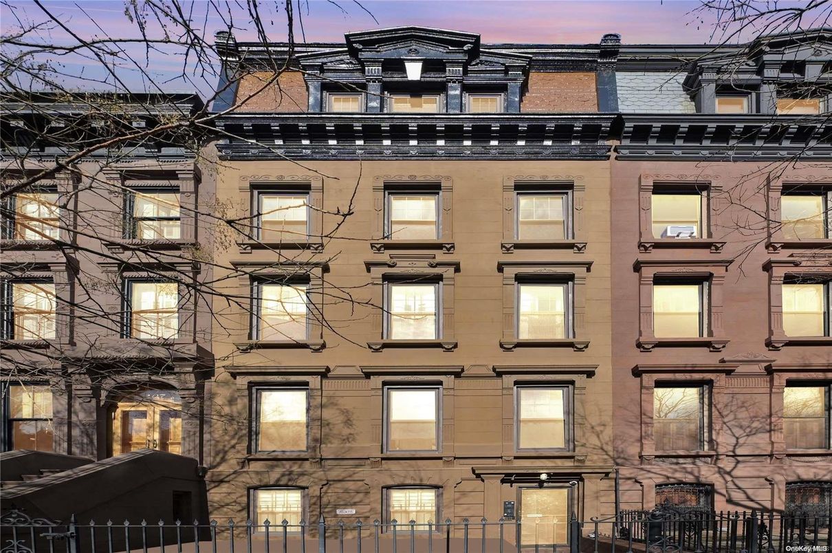 Exterior, Facade, Brownstone