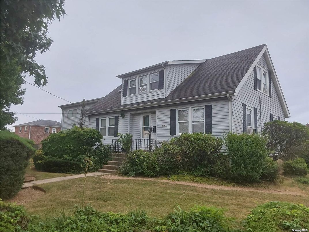 Exterior, Facade, Cape Cod