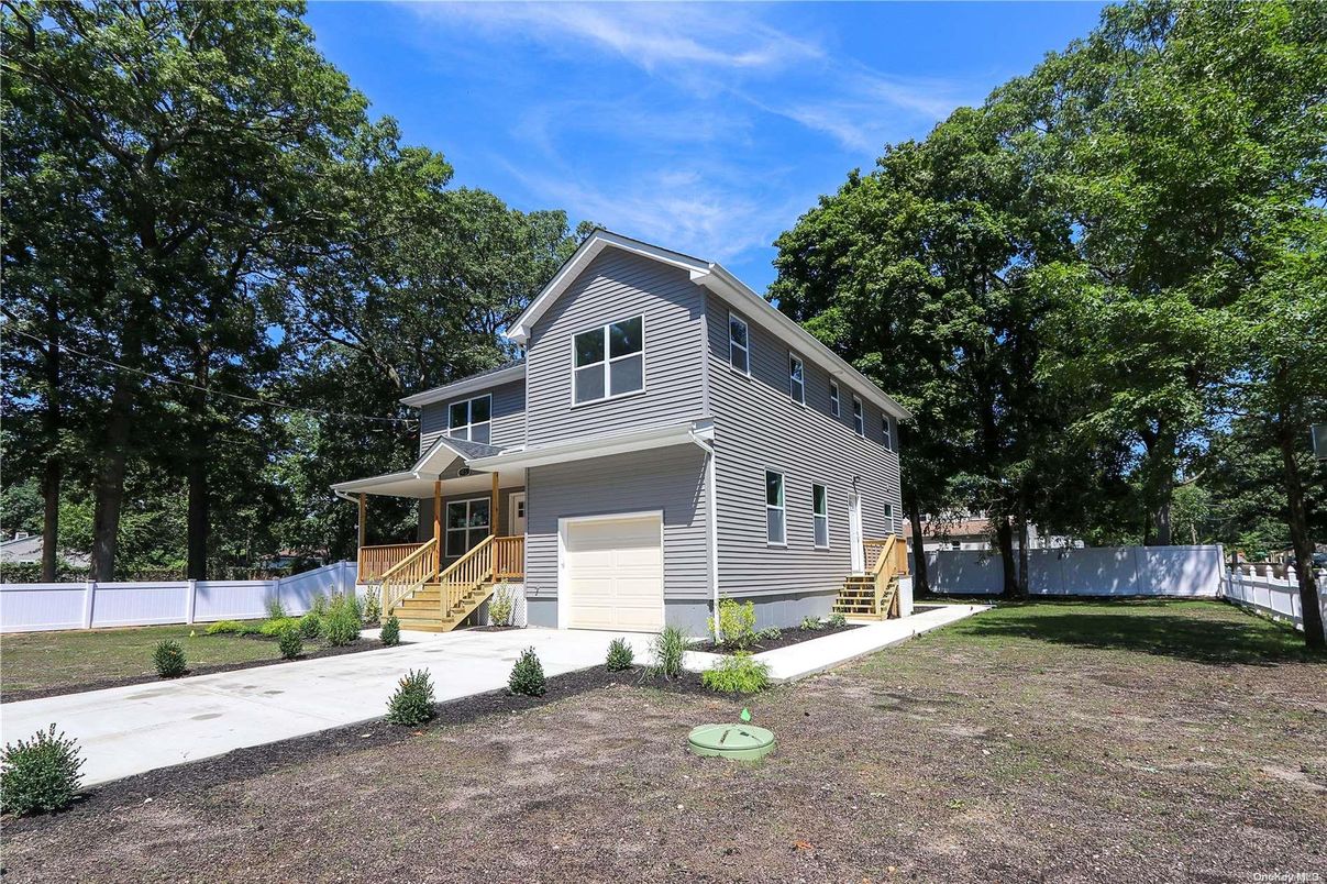 Attached, Exterior, Facade, Queen Anne Victorian