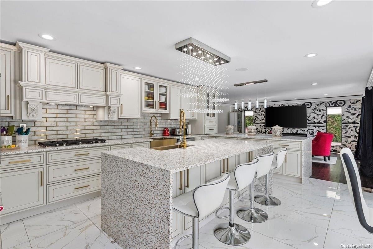 Chandelier, Interior, Kitchen, Living room, Marble, Pendant Lights, Recessed Lighting, Stainless Steel Appliances