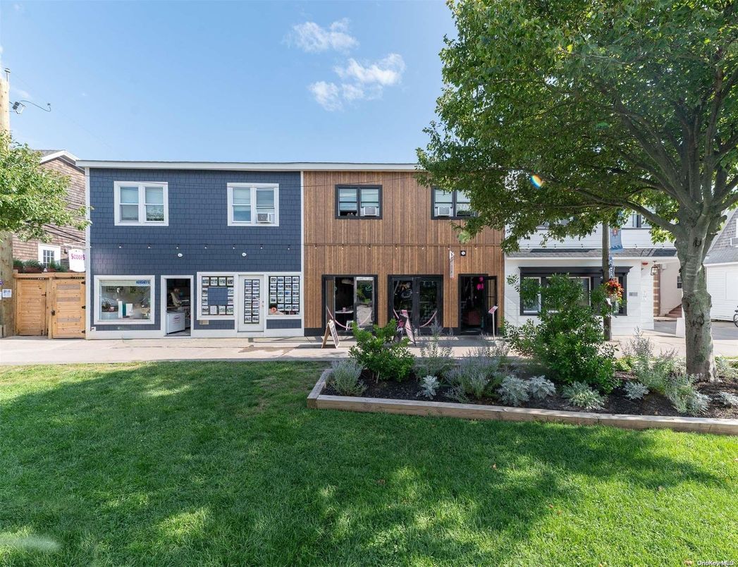 Exterior, Facade, Raised Ranch