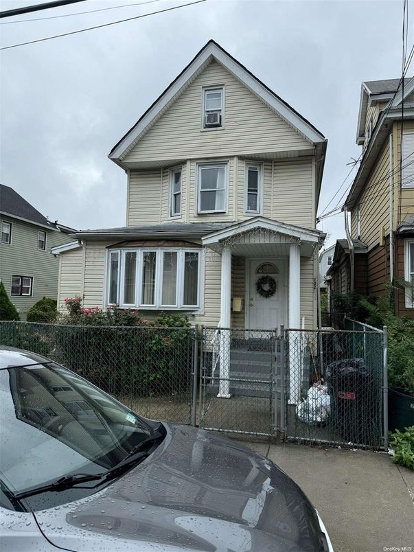 Exterior, Facade, Queen Anne Victorian